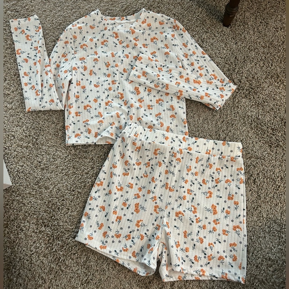 Really cute shorts set, flower pattern!